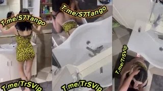 Banyoda Sıcak Ablanızla Seks