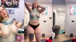 Fileli elbisesiyle memelerinin ortasında yayınlanan Sıkıcı Yılmaz