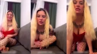 Sevgili çaresizce çıplak bir kadın üvey kardeşini göstermek için sürekli sarsıyor