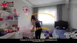 Zeynep Tümbek ifşa, YouTube'da izlenen 13. videoda cinsel içerikli görüntüler ve çıplak fotoğraflar sergileniyor